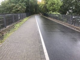 Brücke Lego-Brücke – бетонный мост, находящийся в городе Вупперталь, Германия. Является частью железнодорожной линии, соединяющей Дюссельдорф и Дортмунд. “ ЖД там давно нет. Вместо неё велосипедно-пешеходная трасса.