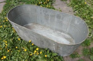 Такая лохань в младенчестве спасала меня и моих братьев от жары парной русской бани после березового веника. Если конечно дед разрешал после веника в нее залазить. Спасибо тебе дедушка за мое счастливое детство!!!