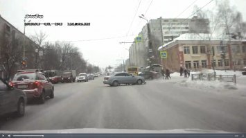 Но если присмотреться, его подтолкнули так, чтобы он меньше людей с собой забрал. Фотографии до и после удара