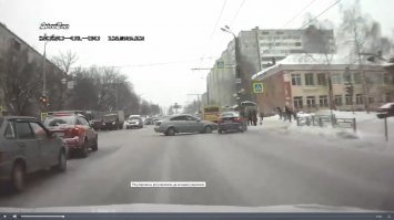 Но если присмотреться, его подтолкнули так, чтобы он меньше людей с собой забрал. Фотографии до и после удара