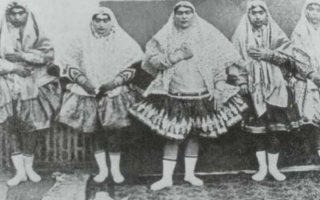 Восток - дело тонкое. Персидские шахи в гарем красавиц без моноброви не брали.