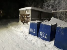 Решение мусорной проблемы и капитализм - вещи мало совместимые. Ведь что надо для уменьшения количества мусора:
1. Увеличение срока службы бытовой техники, повышение её ремонтопригодности;
2. Отказ от одноразовых вещей (кроме мед.оборудования). 
3. Использование упаковочных материалов, которые разлагаются в природе.
4. Борьба с психологией потребления. Отказ от моды менять вещь (например телефон) только потому, что вышел более новых.
Первые два пункта - это сплошные убытки. А 4-й - вообще разорение.

В детстве жил в доме с приусадебным участком. Стеклотара и макулатура сдавалась. Пищевые отходы закапывались в грядки, как удобрение, остальное сжигалось. Сейчас развести костёр на участке - подумать страшно.

Ниже приведу фото результата мусорной реформы в одном из сибирских городов. В результате это реформы... поменяли надписи на контейнерах.