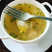 Вообще-то к этому супу дают вилку, если попросить. Так что автор тупо отложил ложку и сфоткал только вилку. Которую скорее всего сам и попросил. Либо его баба, которая напротив, этой вилкой салатик ковыряла. Короче таких "фотографий из жизни" можно наклепать 1000 штук не сходя с места.