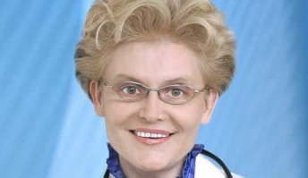 Эта мадам с лихвой перекрывает все три персонажа.