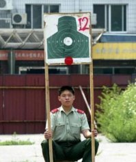 Непохоже на стрельбище, судя по заднему фону.