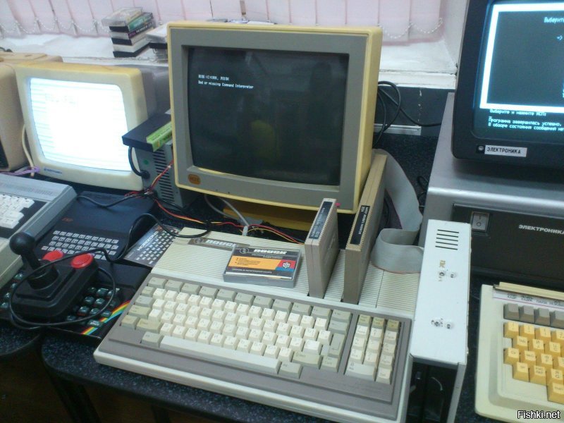 Был у меня компьютер "Поиск" киевского производства. 
"16 разрядный IBM-совместимый". Норм аппарат, только блок питания не выдержал сеть на Камчатке в Бичевинке и Завойко. 1997 год