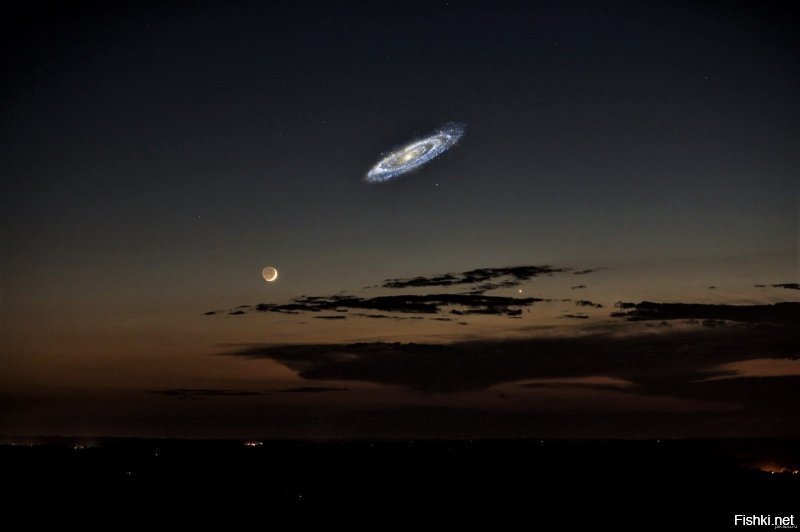 Так бы сегодня выглядела галактика Андромеда в ночном небе, если бы была ярче.