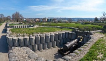 На 4-м бастионе служил подпоручик Лев Толстой во время Крымской войны 1854-1856гг. Сейчас на месте 4-го бастиона Исторический бульвар. И вроде , воинских частей рядом нет, ну только стадион ЧФ.