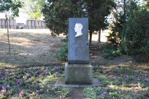 На 4-м бастионе служил подпоручик Лев Толстой во время Крымской войны 1854-1856гг. Сейчас на месте 4-го бастиона Исторический бульвар. И вроде , воинских частей рядом нет, ну только стадион ЧФ.