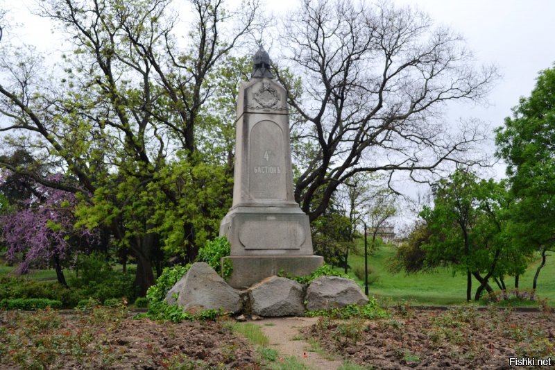 На 4-м бастионе служил подпоручик Лев Толстой во время Крымской войны 1854-1856гг. Сейчас на месте 4-го бастиона Исторический бульвар. И вроде , воинских частей рядом нет, ну только стадион ЧФ.