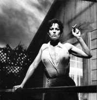 Сигурни Уивер брутальна и неподражаема.