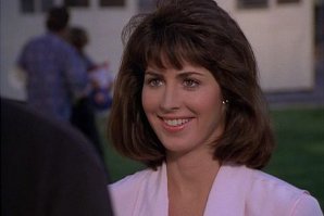 А мне кажется вообще это разные люди
Она как то и прическу и одежду "стародавних времен" все носила.