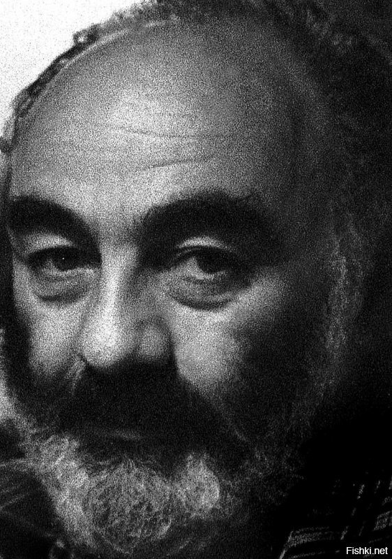 Серге й Ио сифович Параджа нов (арм. Սերգեյ Փարաջանով; имя по армянской традиции Саркис Овсепи Параджанян (арм. Սարգիս Հովսեփի Փարաջանյան); укр. Сергій Йо сипович Параджа нов; груз. სერგეი (სერგო) ფარაჯანოვი) ; 9 января 1924 года, Тифлис, ЗСФСР, СССР   20 июля 1990 года, Ереван, Армянская ССР, СССР)   советский кинорежиссёр, сценарист и художник. Лауреат множества кинопремий, народный артист Украинской ССР (1990) и Армянской ССР (1990).

Мировая известность пришла к Сергею Параджанову после съемки культовых фильмов «Тени забытых предков» (1965) и «Цвет граната» (1968), благодаря которым режиссёр считается одним из основателей «новой советской волны» и «поэтического кинематографа».

Не будучи классическим диссидентом, Сергей Параджанов, однако, открыто критиковал советскую культурную политику, выступал против цензуры и судебных расправ над украинской интеллигенцией. В результате режиссёр по политическим мотивам был осуждён по обвинению в однополых отношениях (1974). Пробыв в тюрьме 4 года, Параджанов освободился под давлением советской творческой интеллигенции и международной кампании в этой связи.

Вернулся в кинематограф Сергей Параджанов только в 1983 году: снял ряд фильмов, в том числе «Легенду о Сурамской крепости» (1984) и «Ашик-Кериб» (1988).

Помимо фильмов, Сергей Параджанов создал множество изобразительных произведений: рисунки, коллажи, инсталляции, скульптуры.