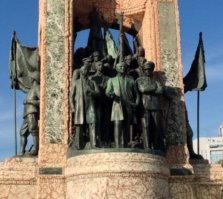 Турция, Стамбул, площадь Таксим, памятник независимости. Одна из фигур за Кемалем Ататюрком - большевистский генерал Фрунзе. Угадайте с трех раз, за какие заслуги турки изобразили его на своем самом главном памятнике?