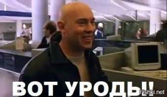 Ограждение упало как домино после того, как мужчина пнул каменную колонну