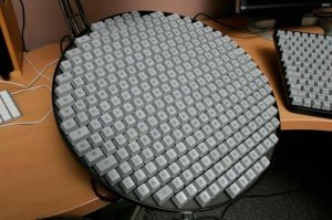 Заепали! Это - не "китайская клавиатура", а электронная барабанная установка, на которую кто-то по приколу налепил клавиши