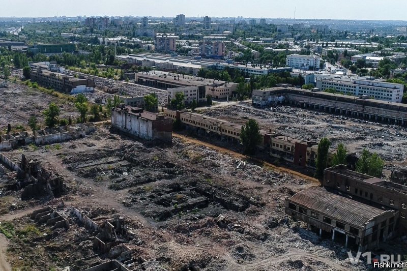 Сталинградский тракторный.
Разница фото в 70 лет.