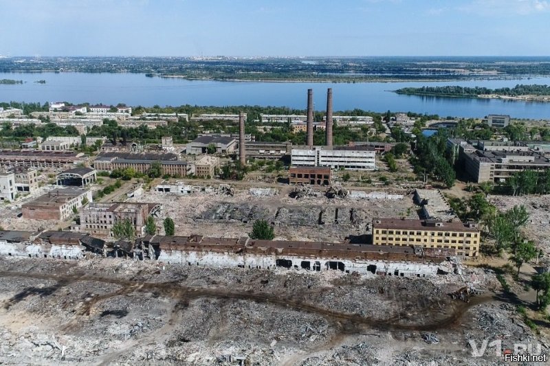 Сталинградский тракторный.
Разница фото в 70 лет.