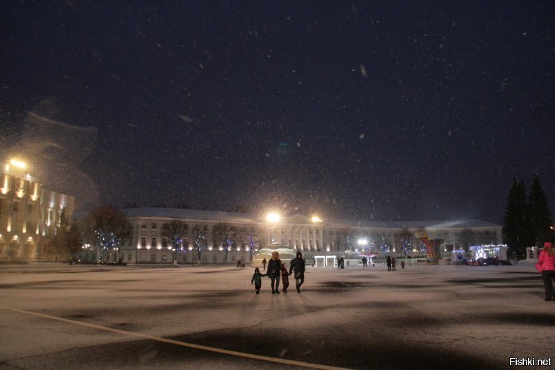 погода, конечно, дрянь. Но мы с фотоаппаратом.
Только что приехал из центра.