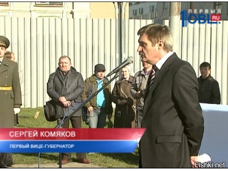 По делам судите их, ибо от дерева плохого не родятся плоды хорошие...
Папа. Семин Виктор Николаевич.

Папа прошел очень интересный жизненный путь.
Сначала, в СССР, по свидетельству сына Кости, не подтвержденному со стороны, папа - сотрудник свердловского КБ «Новатор»  .
Кем работал папа Семин в 1992-1994 годах – сын не сообщает.

Два созыва он был депутатом. И, как сказано в известном мультике «и в третий раз ходил он за ёлкой…. Но не добыл её» 

Дополнительным штрихом к характеристике личности является факт секретарства (как минимум в 1996 году) Виктора Семина в Свердловской областной организации Российской народно-республиканской партии. Вы не знаете, что это за партия? Это партия генерала Лебедя. Согласно программным документам партии она:

«объединяет патриотически настроенных граждан, желающих видеть Россию сильным и процветающим государством, в котором власть принадлежит не  передовым“ классам, бюрократическим элитам или группам олигархов, а народу в полном соответствии с республиканскими принципами, провозглашенными в Конституции РФ» и «предлагает обществу  третий путь“, свободный от крайностей тоталитарных догм и дискредитирующего себя от радикального реформизма».


Как-то не очень комплиментарно о передовых классах. Не находите?

В связи с этими должностями папы можно сказать, что семья Семиных 90-е годы преодолела в целом благополучно. Тем более что Семина-сына, по его же рассказам, постоянно и одновременно случайно, «с улицы», брали в региональные частные телекомпании, а потом взяли на центральное ТВ.

Но вернемся к отцу Семину. Видимо, работал Семин в думе «правильно» и в итоге, не пройдя в депутаты в третий раз, был назначен областной властью председателем городского избиркома. На такую должность, сами понимаете, кого попало не берут.
Правда, там тоже не очень сложилось. Городская власть захотела иметь свой избирком. Скандал на всю Россию получился 

После скандала с одновременно действовавшими в Екатеринбурге в 2003 2004 годах двумя избиркомами В.Семин в декабре 2004 года переходит на должность советника губернатора Росселя (того самого, который в начале 90-х хотел создать отдельную Уральскую республику и даже успел объявить о необходимости введении своей валюты), на которой в 2008 году  способствует установке памятника белочехам. 

Памятник в итоге установили 

Параллельно столь «полезной» для города и России работе он становится атаманом Среднеуральского отдельского казачьего общества Оренбургского войскового казачьего общества, до октября 2011 г.   заместителем атамана Оренбургского войскового казачьего общества по взаимодействию казачьих обществ и объединений с органами государственной власти.

 В настоящее время Семин Виктор Николаевич является учредителем 6 организаций и руководителем 5 организаций. Часть из них – не действующие.