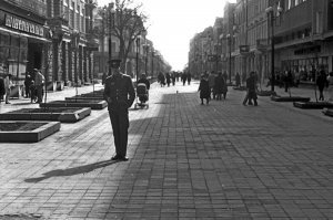 Я служил на Украине, в\ч 15421, Ивано-Франковск.
Основная черта западенцев, - хитрожопость; никаких признаков ненависти или вражды не было. Шёл на ивано-франковский рынок со смятым рублём, бабки насыпали куль черешни бесплатно, - кушай, солдатик.
По парку гуляли, лебедей кормили, Боярский приезжал, - в оцеплении на стадионе "Кристалл" стояли, всё тихо-мирно.