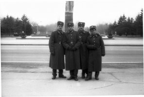 Я служил на Украине, в\ч 15421, Ивано-Франковск.
Основная черта западенцев, - хитрожопость; никаких признаков ненависти или вражды не было. Шёл на ивано-франковский рынок со смятым рублём, бабки насыпали куль черешни бесплатно, - кушай, солдатик.
По парку гуляли, лебедей кормили, Боярский приезжал, - в оцеплении на стадионе "Кристалл" стояли, всё тихо-мирно.