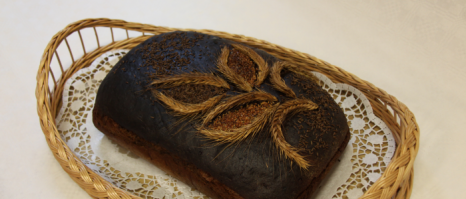 ну хз, мне кажется батон в мешочке..... ну это дико как-то. 
не почтительно к символу. ведь есть коробчки даже есть гравировка на хлебе...