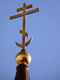 В Россию им, наверно, совсем соваться не надо. У нас на церквях кресты на полумесяцах стоят.