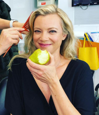 Моника Белуччи... Меня сейчас минусанут, но её красота, хоть и практически идеальная, но всё же холодная... Мне нравятся девушки с живым взглядом, в котором есть искорка детского озорства, как у Эми Смарт, которая не утрачивает эту искорку до сих пор...