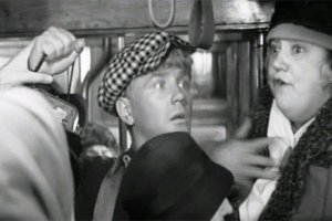 Сюда больше другой сюжет подходит - когда Шуру Балаганова ловят в трамвае за руку на карманной краже в то время как у него при себе нехилая сумма, подаренная Бендером:
"Я машинально, товарищи!"