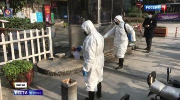 Мне одному тут парящий в воздухе каменный столик привиделся, который опрыскивает дезинфектор?