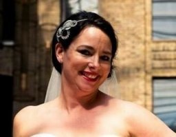 А где фото молодой в 50 без косметики? Это, что ли, 50-летняя красавица?