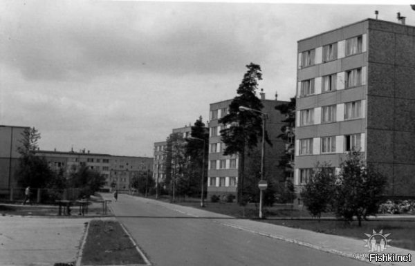 вот тебе фото военного городка н окраине одного небольшого немецкого города, где я жил.




вот так сейчас выглядят пятиэтажки в бывших военных городках. немцам они на хрен не уперлись, они живут в нормальных домах.

а вот офицеры, включая моего отца с семьей жили в нормальных домах немецкой постройки:

вид с заднего двора. за этим домом с другой стороны - пятиэтажные казармы для солдат, левее - высотный дом, прямо дальше - ещё несколько домов для низшего состава, школа и магазин городка:



этот военный городок был огорожен символическим забором, за забором - частный сектор немецкой окраины с садами и частными домами. Я бегал в частном секторе с пацанами и до приезда в рсфср не думал, что на огороде надо сажать картошку чтобы её есть! Дикость от недостатка продуктов. 


вот центральная площадь того города, он, собсна, весь такой. уютный и симпатичный. с каналом, зеленью и хорошо сохранившимися старыми зданиями, не загаженный серыми коробками.

теперь ты, надеюсь, представляешь, какой ужас испытывает человек, впервые погружаясь в серость провинциального города рсфср, сплошняком застроенный зданиями барачного типа и с полуразрушенными церквами (которые хоть как-то могли украсить облик города)?

и что испытываешь, когда окунаешься в среду, где шоколадную пасту и бананы надо доставать, а чтобы вкусно есть - пешкодралом ходить на дачу и там в позе кверху жопой что-то там культивировать?

это, вот, человеку, который в этом окунувшись жил с детства подобное кажется естественным, а человеку со стороны - совершенно не нормальным.

Путин, вон, тоже в ГСВГ прожил часть жизни и для него это тоже очевидно. К сожалению, вам - нет.