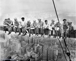 В украинском учебнике по всемирной истории нашли фотожабу с Киану Ривзом