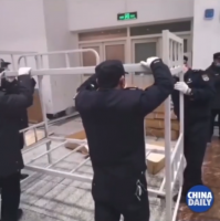 По последним данным, в Ухане сейчас переоборудуются под полевые госпитали два выставочных центра и стадион. Также планируется переоборудовать под полевые госпитали и другие общественные здания.