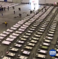 По последним данным, в Ухане сейчас переоборудуются под полевые госпитали два выставочных центра и стадион. Также планируется переоборудовать под полевые госпитали и другие общественные здания.