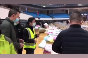 По последним данным, в Ухане сейчас переоборудуются под полевые госпитали два выставочных центра и стадион. Также планируется переоборудовать под полевые госпитали и другие общественные здания.