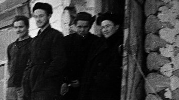 Ну, тут увидеть "как прячет нож" и "явно видная рука" сродни интерпретации картинок Роршаха. 
Хотя, даже если это нож, почему он его "ПРЯЧЕТ"? Он его где то в другом месте не мог в карман положить, местный то житель? Зачем им передавать друг друг нож в толпе перед камерами?