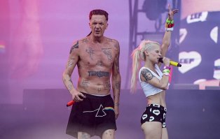 а мне вот кажется дядька под Нинзю из Die Antwoord косит