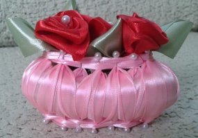 Многие девушки делали корзинки на мыле с розочками из лент