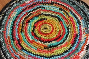 Бабушка из полосок ткани такие вязала.