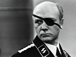 Характер, приближающийся к нордическому, стойкий.С товарищами по работе поддерживает хорошие отношения. Безукоризненно выполняет свой служебный долг. Беспощаден к врагам Рейха.