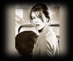 Что ни говори, но "Анфиска" - роскошная женщина, и в молодости, да и сейчас чувствуется СТАТЬ. Язык не повернется назвать "старушка".