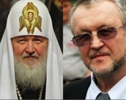 Может ли оказаться Патриарх Московский и всея Руси Кирилл "покойным" Япончиком? 

На первый взгляд утверждение, что Патриарх Кирилл – вовсе никакой не Патриарх Кирилл, а перевоплотившийся Япончик, кажется абсурдным. Однако чем больше я сопоставляю факты, тем больше понимаю, что это может быть правдой. Итак, разбираемся. Летом 2009 года Япончика подстрелили, после чего он скончался в больнице. Зимой того же года умирает Алексий Второй (кстати, официальная причина смерти до сих пор не названа), и пост Патриарха Московского и всея Руси принимает Кирилл. 

Поговаривают, что настоящий Кирилл именно в это время куда-то "пропал". Дальше ещё интересней. На похоронах и лицо Алексия Второго, и тело криминала Вячеслава Иванькова были скрыты, что согласитесь, странно. Ну и последний, веский аргумент – внешне новый Патриарх очень напоминает "покойного" авторитета. Плюс, после возвращения, Кирилл стал гораздо ниже. Если раньше его рост составлял около 180 см, то теперь 162 см, как у Путина. К слову, рост у Япончика тоже был чуть более 160 см. Думаю, фактов предостаточно, и загадочное перевоплощение – не вымысел.