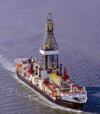 Была же у России могущественная и потрясающая организация ЭПРОН.. Но увы - ее не стало. Любопытно, что американцы в разгар холодной войны подняли советскую лодку с чудовищной глубины в 5000 метров. Операция называлась "Азориан"и была проведена в 1974 году. К этой авантюре был подключен Говард Хьюз, добровольно-принудительно))) Подняли даже несколько тел моряков. Но союз отказался от лодки заявив, что кораблей он не терял((
На фото как раз та самая подлодка поднятая с огромнейшей глубины, ее экипаж и судно которое было построено для этой задачи