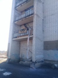 Ну это разве авантюризм? 2-й этаж всего. Мы со 2 этажа по пожарному шлангу за водкой бегали, а на простынях с 3 на 4 этаж. На 4 этаже девки жили, вот на ночь и запирали входную дверь с улицы и 4 этаж.