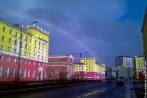 АМ/КГ Неужели в Норильске только и можно было гулять по пустырям и заброшенным объектам? Как никогда кстати тут уместно сравнение с мухами и пчёлами.