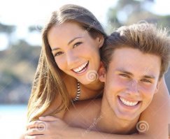 Ну по поводу того, что ни моделям, ни фотографу денег не принесло - не надо заливать. Хорошо там всё у фотографа (хоть фотобанки сегодня прилично просели), а значит и моделям нормально платит. Если даже на не самом крутом фотобанке, как dreamstime у него соотношение на 14 тысяч фотографий 42 тысячи продаж - это очень хороший показатель. И про новое амплуа - чушь, очень немного в его портфолио фотографий этой модели с открытым ртом, в основном - приятные классические стоковые фотографии. И модель, кстати, очень миловидная.