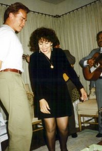 Заступлюсь за Арни. Ему 72 сейчас вроде, ей 59. Плюс она из Гватемалы. Рано стареют барышни. Вот фото посвежее.