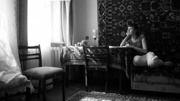 А вот и я присоединюсь с конкурсу Мисс Ковер. Фото были сделаны 10 лет назад на Пасху 2010 года в квартире моей любимой бабушки. Она уже обрела вечный покой, я постарела и переехала жить в другую страну, обзавелась своей семьей. Но как же хочется вернуться в тот день, в то время, в ту беспечность..